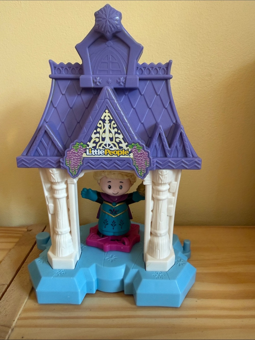 Frozen display and Elsa princess little people mattel